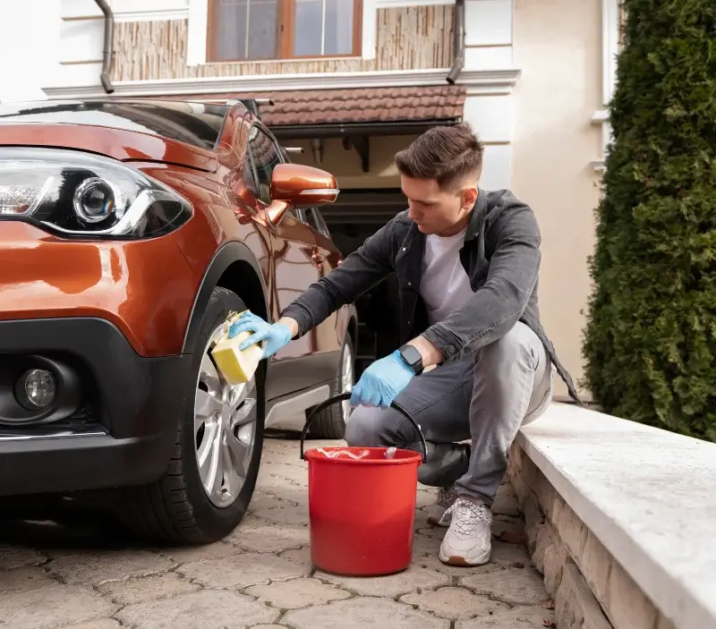 Lavage auto à domicile Saint-Georges-d'Aurac : professionnel intervenant sur un véhicule